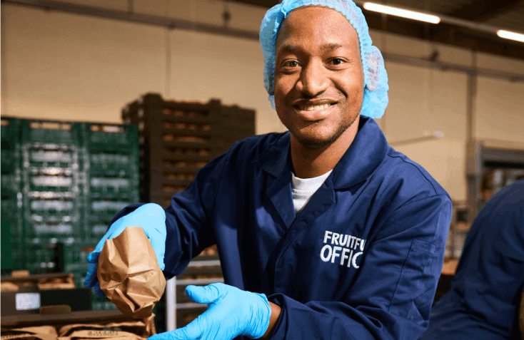 Op de foto: Gwensly Ricardo.
De eerste medewerker van Fruitfull, gestart via Emma at Work en tot op de dag van vandaag nog steeds werkzaam bij het bedrijf.